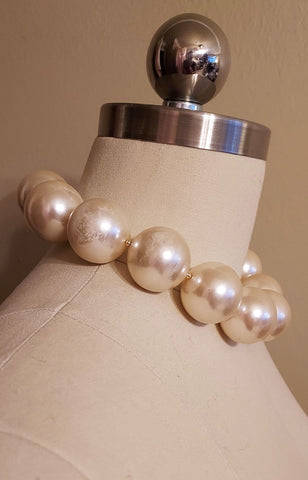 *  VINTAGE 1970S / 1980S HUGE FAUX GLOSSY IVORY OFF WHITE PEARL NECKLACE