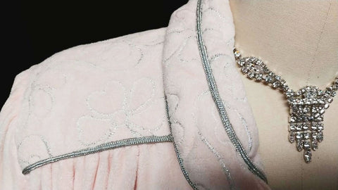 VINTAGE PRE-OWNED DIAMOND TEA VELOUR ZIP UP DRESSING GOWN ROBE IN TEA ROSE - SIZE MEDIUM