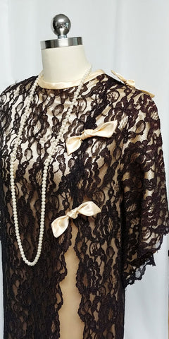 *GLAMOROUS VINTAGE ROVEL OF CALIFORNIA BLACK LACE & CHAMPAGNE SATIN DRESSING GOWN / LOUNGEWEAR / CAFTAN