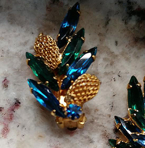 *VINTAGE SPARKLING ROYAL BLUE & EMERALD GREEN MARQUIS AND ROUND RHINESTONE PIN AND EARRINGS SET