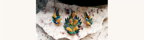 *VINTAGE SPARKLING ROYAL BLUE & EMERALD GREEN MARQUIS AND ROUND RHINESTONE PIN AND EARRINGS SET