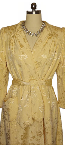 *  VINTAGE 1940S / 1950S ROYAL MAID JACQUARD BROCADE QUILTED DRESSING GOWN/ROBE IN GOLD DUST