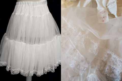 *BEAUTIFUL FLUFFY VINTAGE SAMS GRAND SWEEP LACE TRIMMED CRINOLINE IN SNOW WHITE