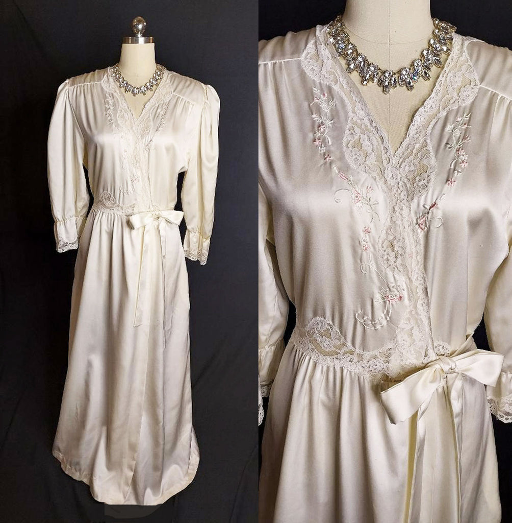*  VINTAGE SARA BETH SATIN BRIDAL TROUSSEAU LACEY VICTORIAN-LOOK PEIGNOIR WITH APPLIQUES PEARLS