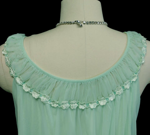 VINTAGE TOSCA PEIGNOIR & NIGHTGOWN SET ADORNED WITH RUCHING & EMBROIDERED FLOWERS IN HONEY DEW