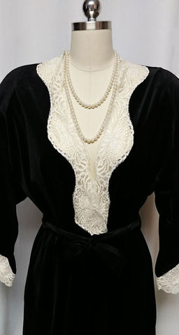 *VINTAGE VANITY FAIR VELOUR ROBE DRESSING GOWN WITH IVORY LACE COLLAR & CUFFS IN BLACK TEA MADE IN THE U.S.A.