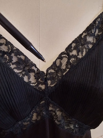 VINTAGE '50s / '60s VANITY FAIR SOPHISTICATED BLACK LACE PLEATED SLIP -HARD TO FIND LARGE SIZE