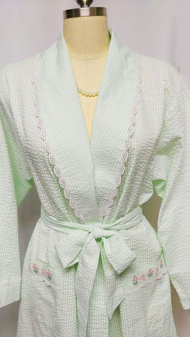 *VINTAGE NEW WITH TAG - VANITY FAIR MINT GREEN & WHITE STRIPED SEERSUCKER DRESSING GOWN / ROBE / LOUNGE WEAR WITH EMBROIDERED PINK FLOWERS - NEW WITH TAG - SIZE LARGE