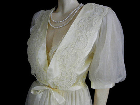 GORGEOUS VINTAGE VICTORIA’S SECRET BRIDAL TROUSSEAU EMBROIDERED CHANTILLY LACE & GLEAMING SATIN PEIGNOIR & NIGHTGOWN SET IN CHAMPAGNE BUBBLES