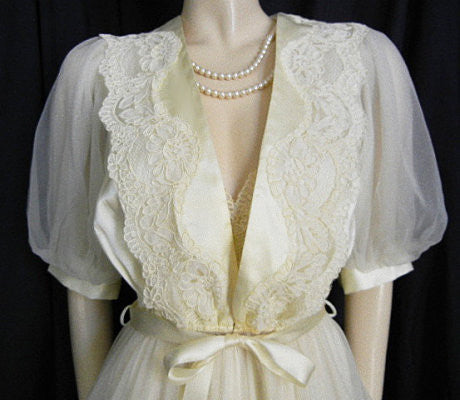 GORGEOUS VINTAGE VICTORIA’S SECRET BRIDAL TROUSSEAU EMBROIDERED CHANTILLY LACE & GLEAMING SATIN PEIGNOIR & NIGHTGOWN SET IN CHAMPAGNE BUBBLES