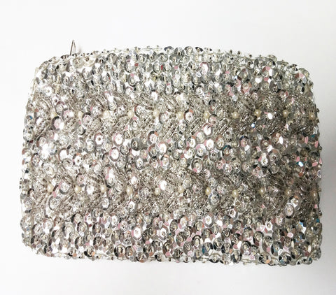 * VINTAGE MID CENTURY WALBORG HAND MADE HONG KONG SPARKLING SILVER SEQUIN BEADED EVENING BAG / COIN PURSE