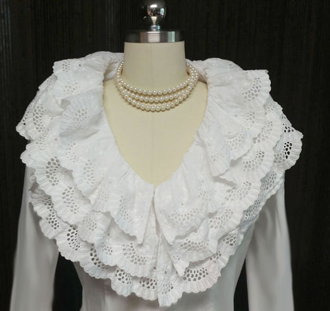 *VINTAGE VERY FEMININE 3 TIER EMBROIDERED SCALLOPED EYELET COLLAR BLOUSE