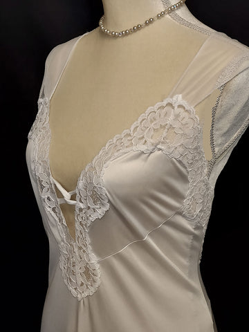 *VINTAGE BARBIZON LACE NIGHTGOWN WITH A GORGEOUS SHEER BACK & STRAPS IN ICICLE  - LARGE SIZE